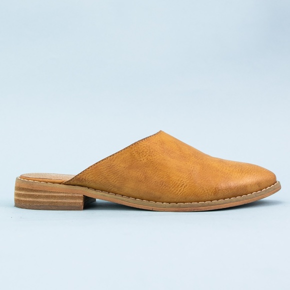 Mi.iM Sardinia Simple Curved Leather Mules - Picture 2 of 2